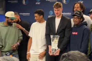 队友们现场来支持弗拉格最佳新秀...