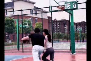 妻子“单防”丈夫，结果丈夫眼中只有对进球的渴望